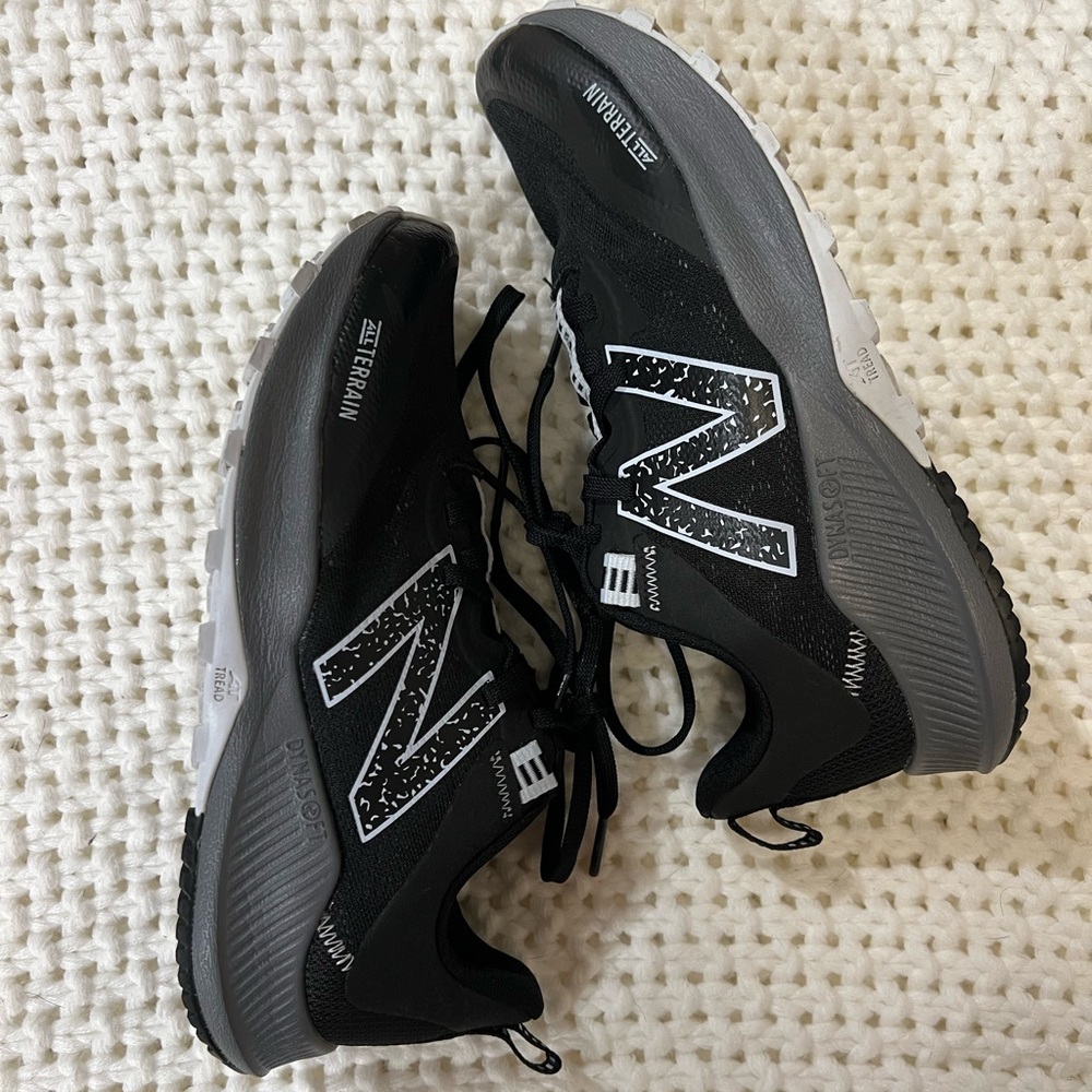 New Balance Women's DynaSoft Nitrel V4 Trail Running Shoe, Black/Moon Dust